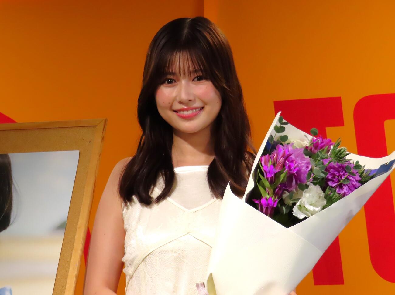27歳の誕生日を迎え、花束を受け取り笑顔の冴木柚葉