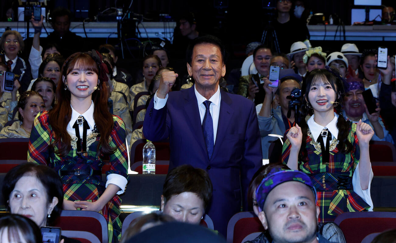 フォトセッションを行う登壇者、左からAKB48の山内瑞葵、杉良太郎、AKB48の秋山由奈（撮影・山本朝陽）