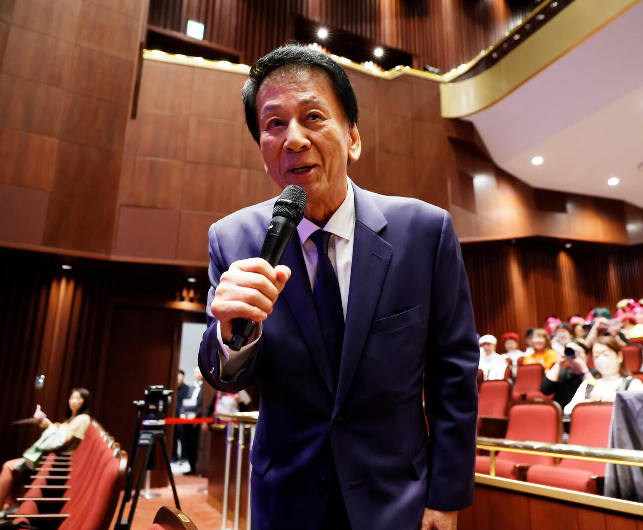 登壇し、詐欺への警戒を話す杉良太郎（撮影・山本朝陽）