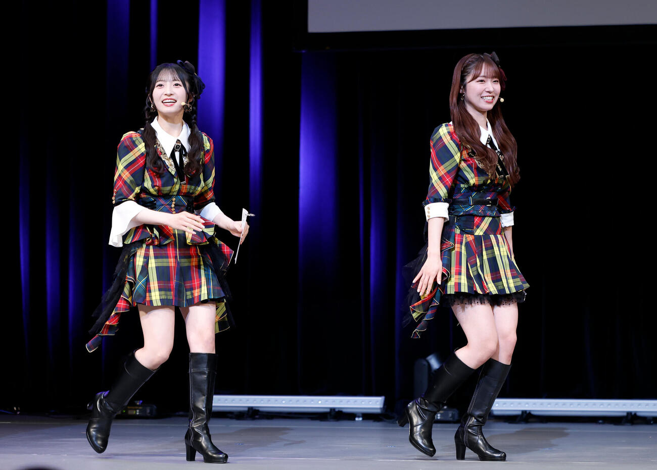 登壇するAKB48の秋山由奈（左）と山内瑞葵（撮影・山本朝陽）