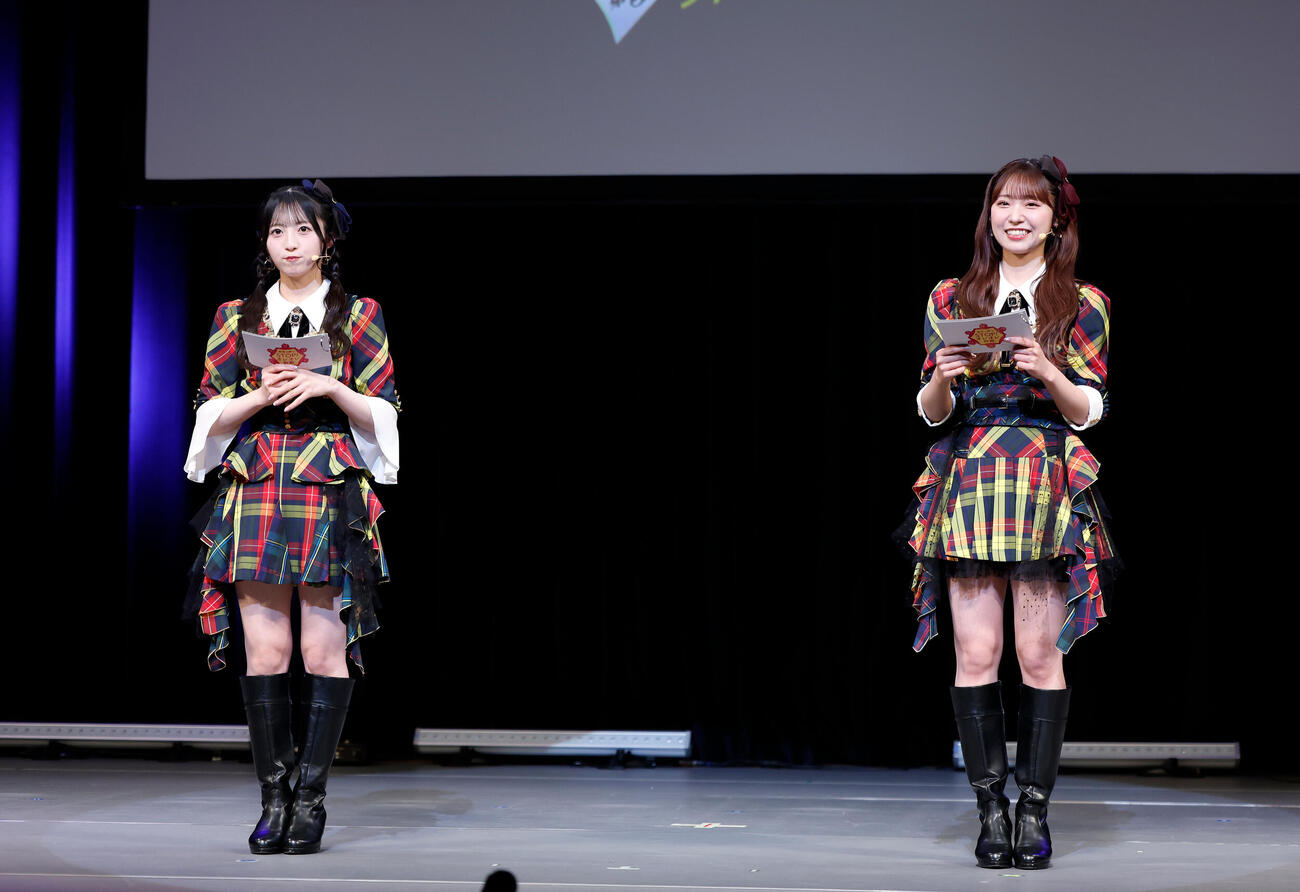 登壇したAKB48の秋山由奈（左）と山内瑞葵（撮影・山本朝陽）