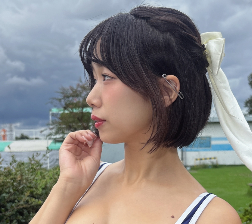 ビキニショットを公開した峰りなこ（峰りなこのインスタグラムから）
