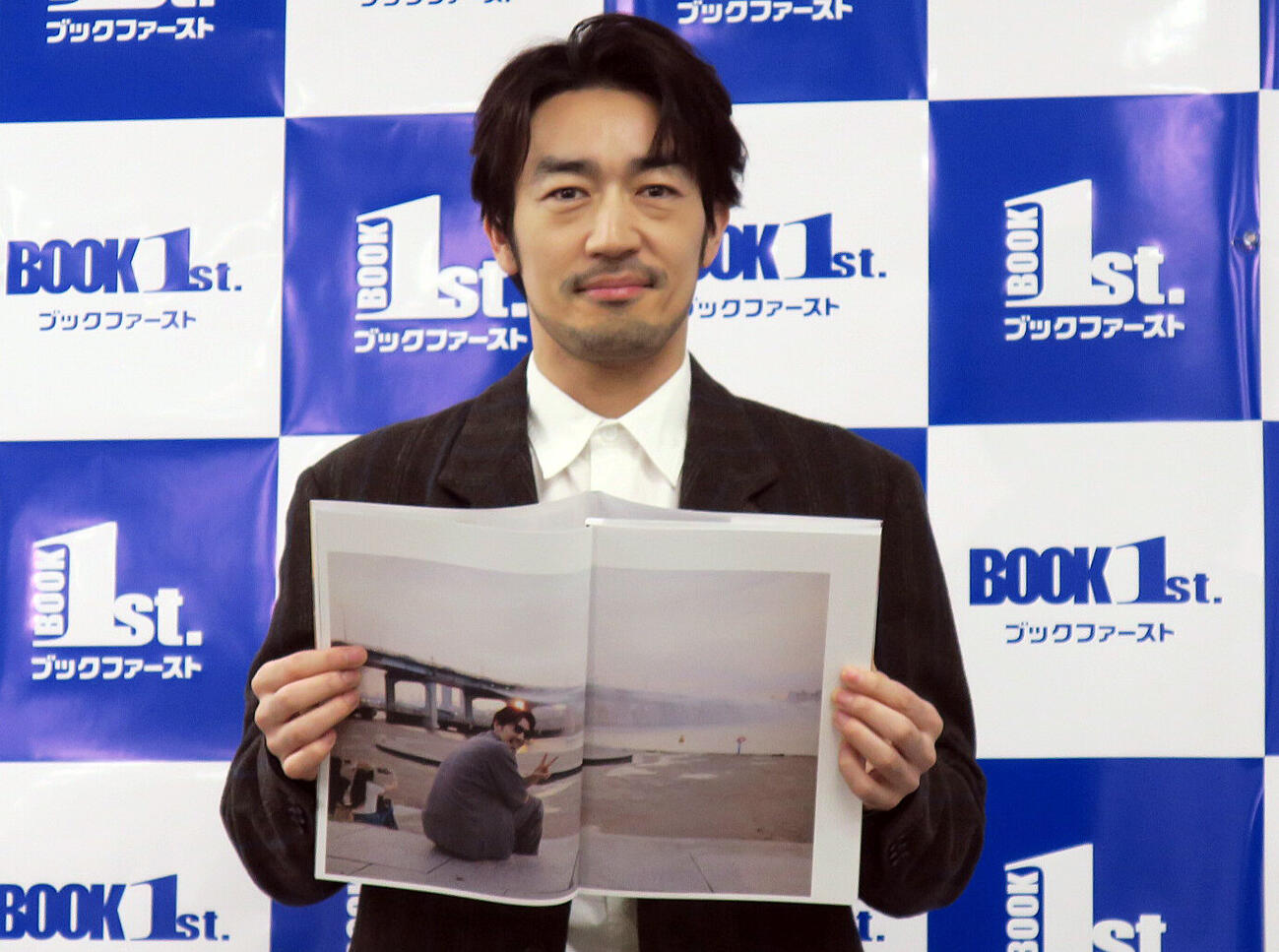 ファースト写真集「ROAD AHEAD」発売記者会見を行った大谷亮平