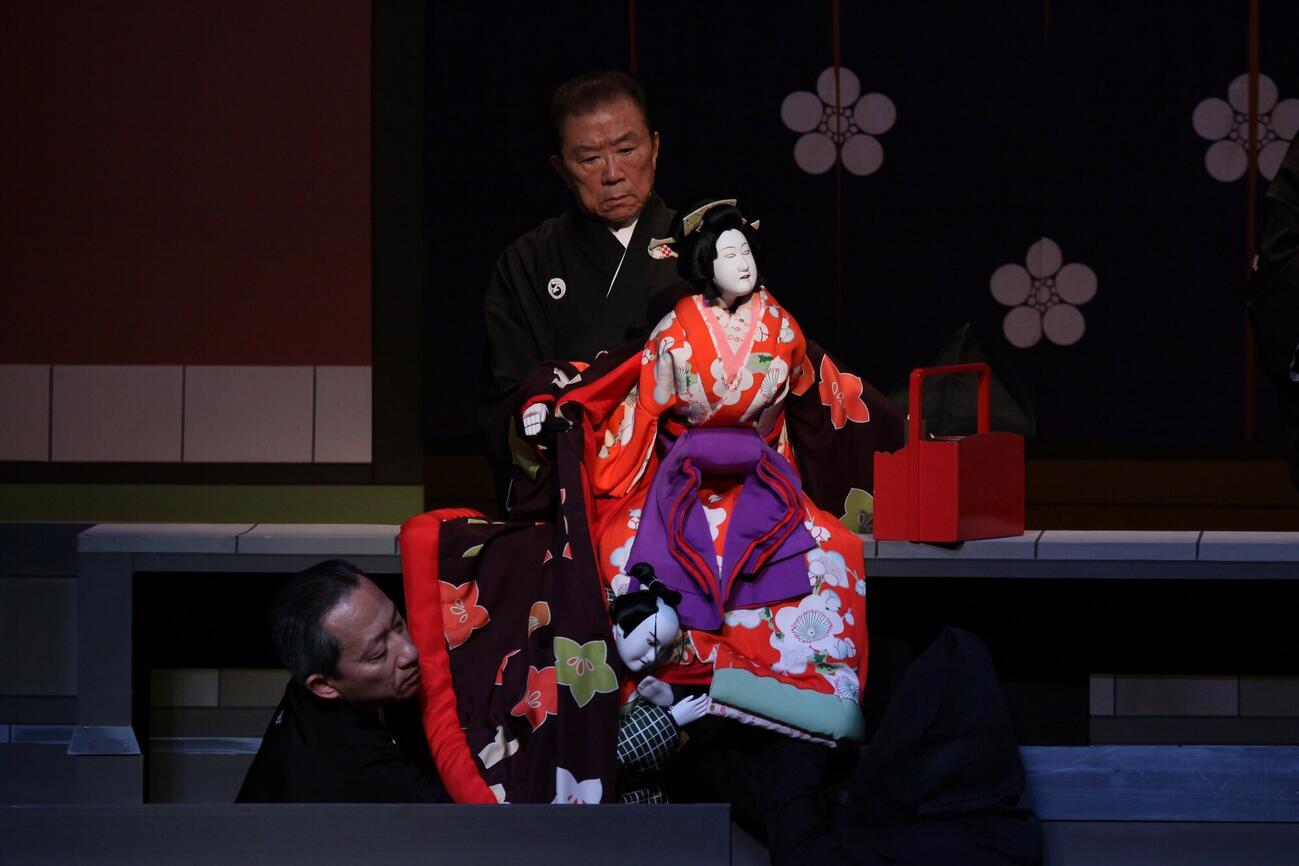 「曾根崎心中　天満屋の段」で天満屋お初をつとめる吉田簑助さん（右）、徳兵衛をつとめる桐竹勘十郎（2010年2月国立劇場、国立劇場提供）