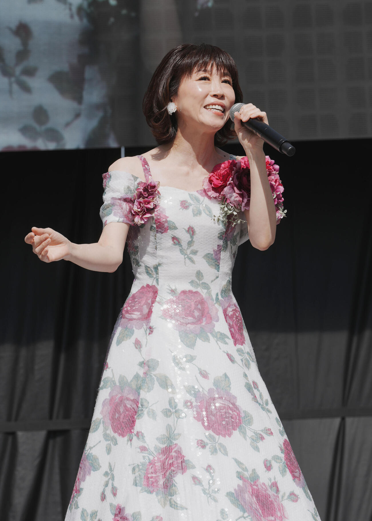 「名古屋まつり」で新曲「恋の終わりの名古屋にひとり」を歌唱する水森かおり