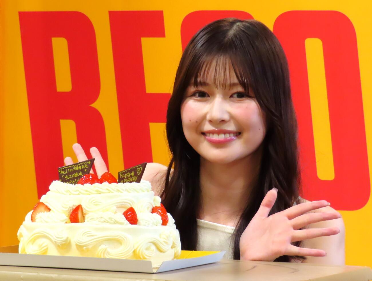 誕生日ケーキを前に笑顔の冴木柚葉