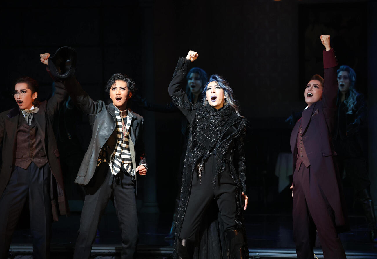 花組「エリザベート」でトートを演じるトップ永久輝せあ（左から3人目）（撮影・白石智彦）