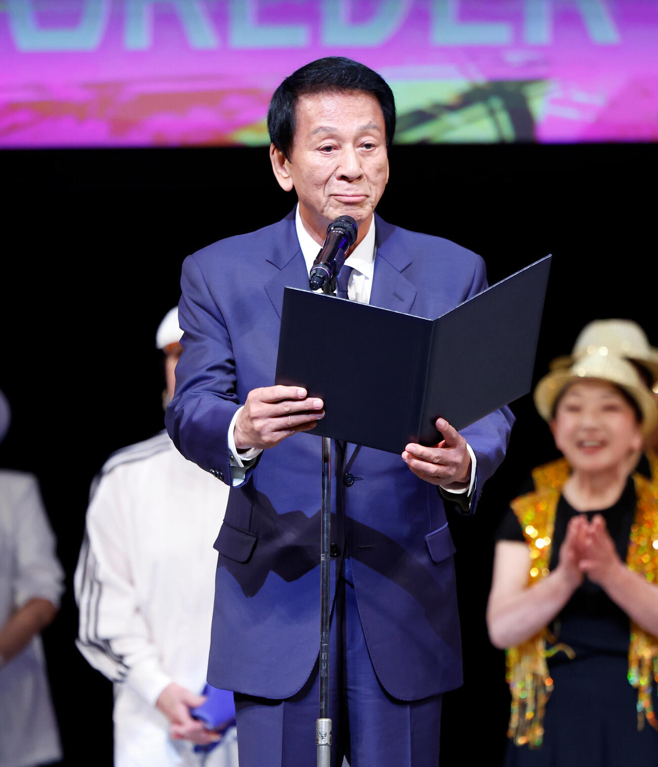 表彰式で受賞チームを発表する杉良太郎（撮影・山本朝陽）