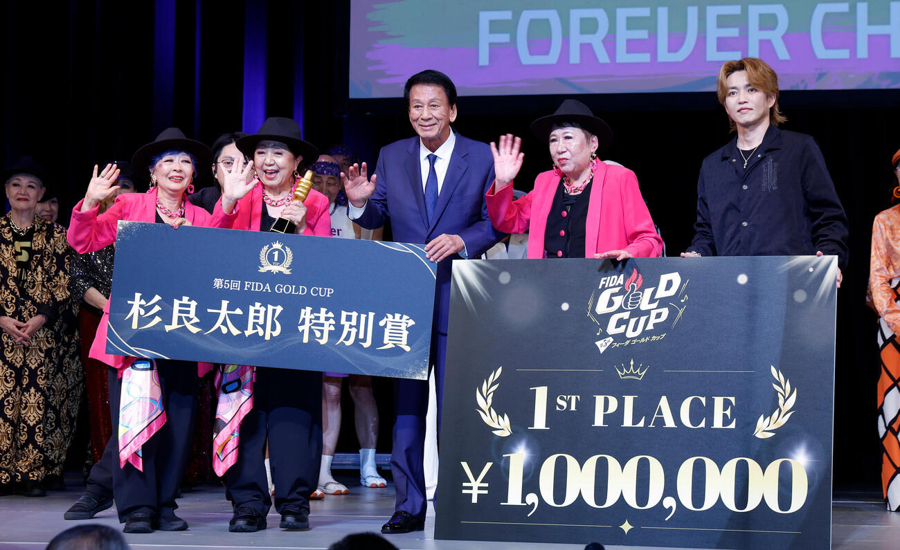 1位に輝きフォトセッションを行うFOREVER CHANCE！のメンバーと杉良太郎（中央）、DA PUMPのKENZO（右）（撮影・山本朝陽）