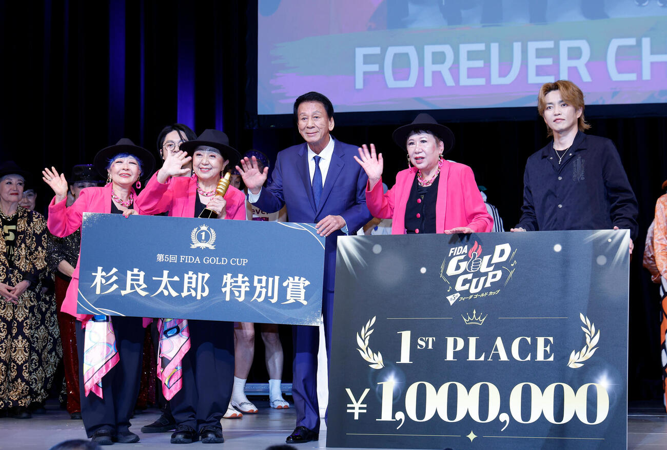 1位に輝きフォトセッションを行うFOREVER CHANCE！のメンバーと杉良太郎（中央）、DA PUMPのKENZO（右）（撮影・山本朝陽）