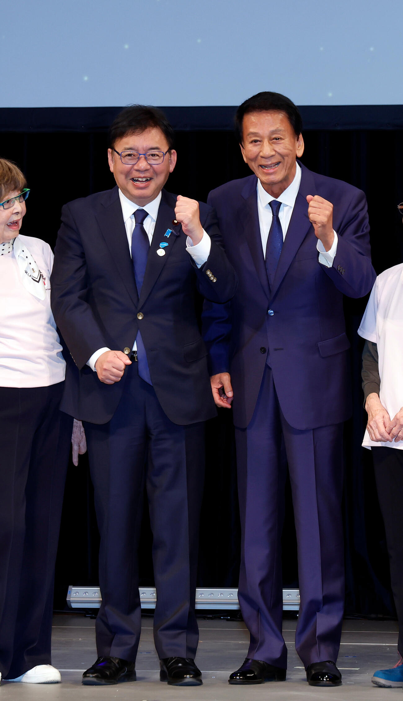 フォトセッションを行う杉良太郎（右）と上野賢一郎厚生労働大臣（撮影・山本朝陽）