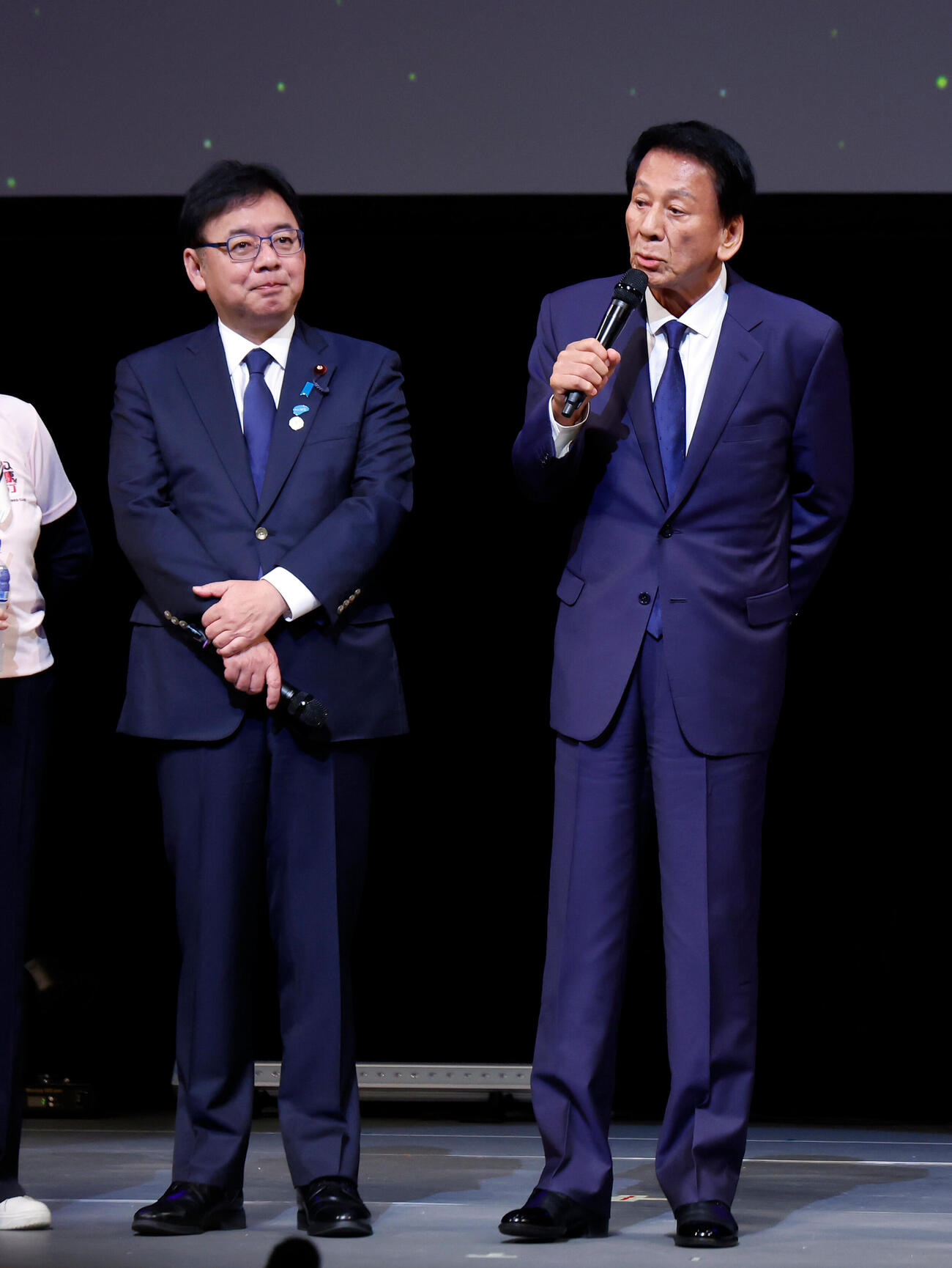登壇した杉良太郎（右）と上野賢一郎厚生労働大臣（撮影・山本朝陽）