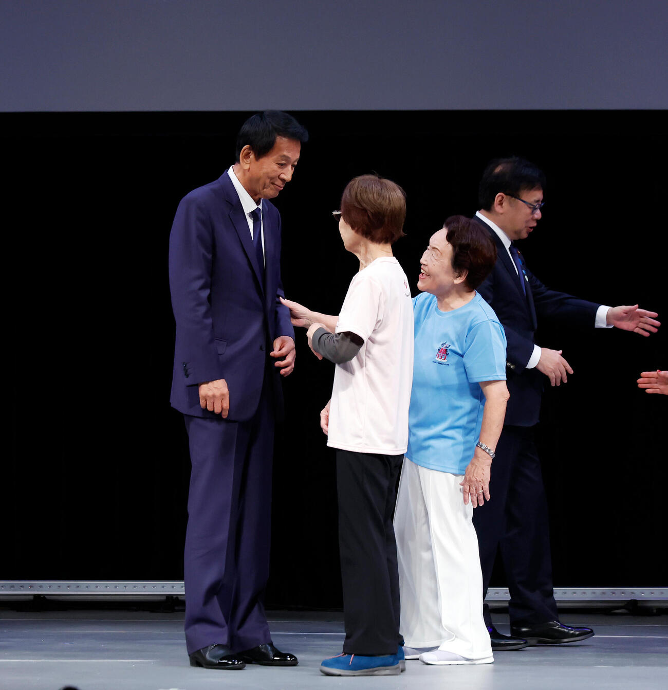 登壇者に囲まれ、会話する杉良太郎（左）（撮影・山本朝陽）