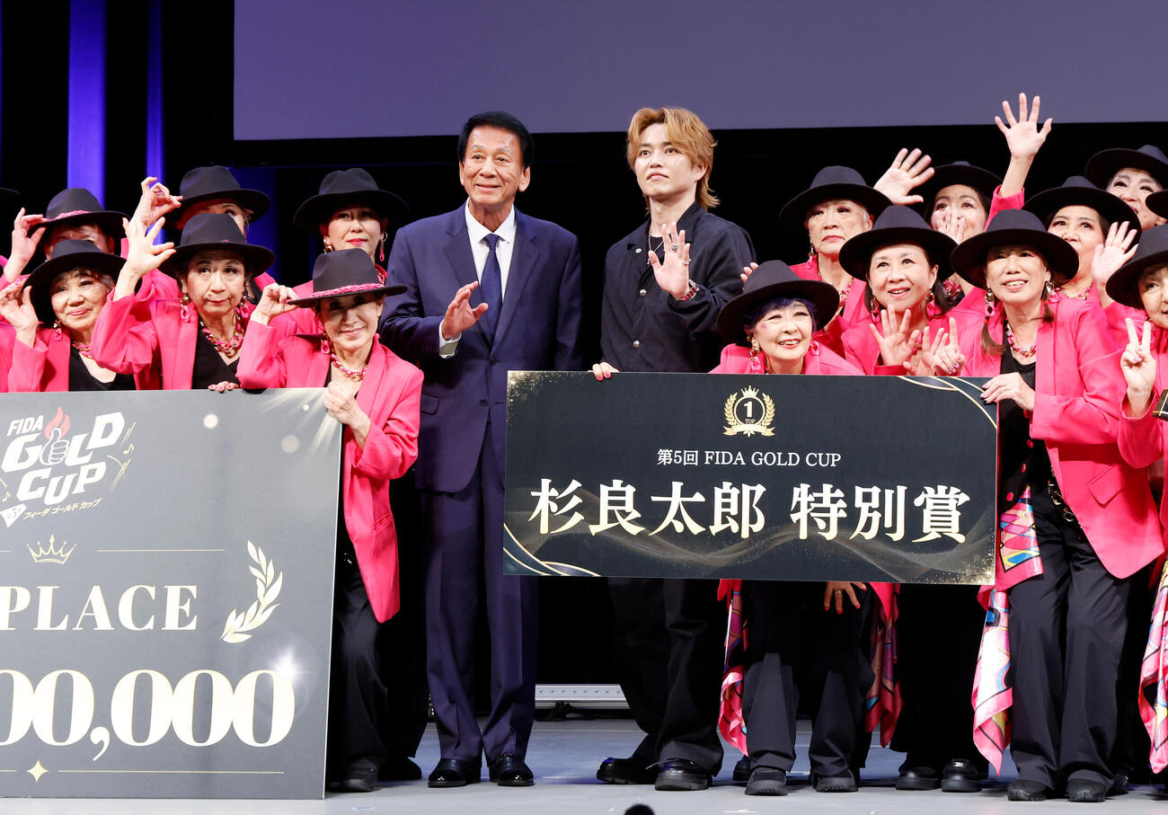 優勝チームとフォトセッションを行う杉良太郎（左）とDA PUMPのKENZO（撮影・山本朝陽）