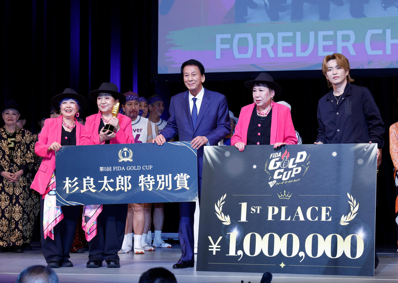 1位に輝きフォトセッションを行うFOREVER CHANCE！のメンバーと杉良太郎（中央）、DA PUMPのKENZO（右）（撮影・山本朝陽）