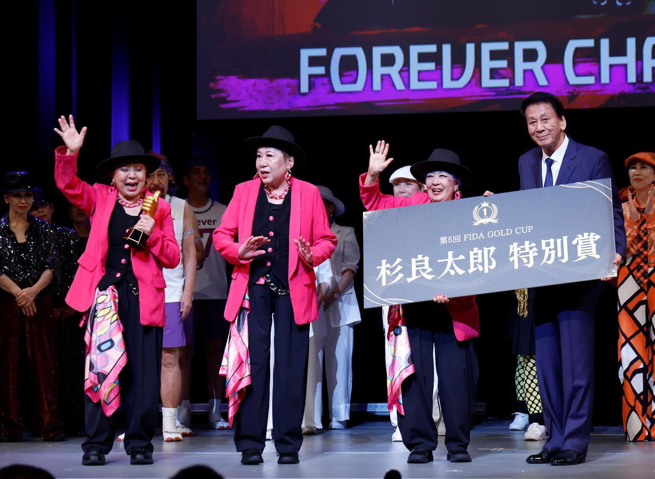 1位に輝き、喜ぶFOREVER CHANCE！のメンバーとプレゼンターの杉良太郎（右）（撮影・山本朝陽）