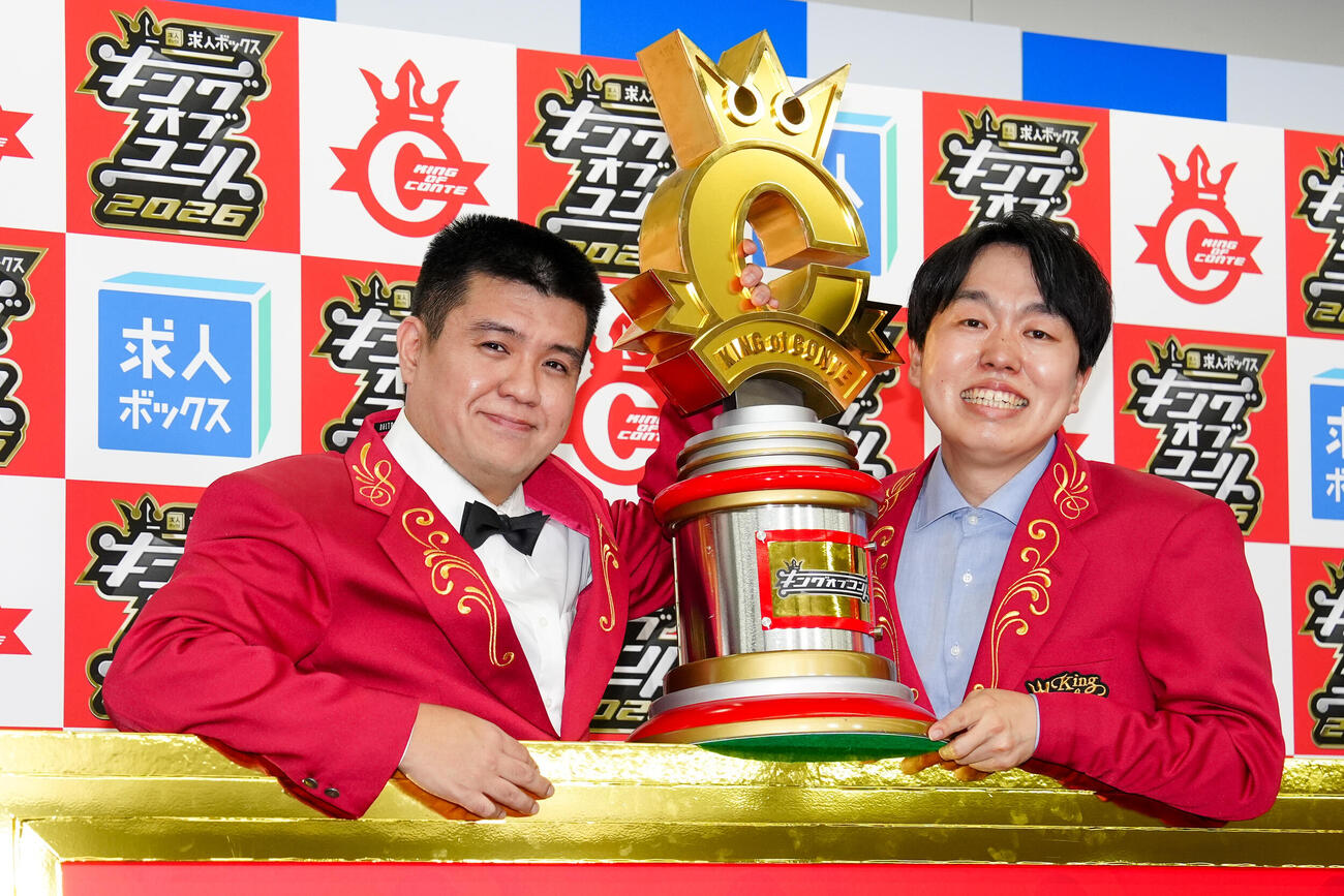 キングオブコントで優勝し、19代目王者となったジェラードンのアタック西本（左）とかみちぃ（撮影・江口和貴）