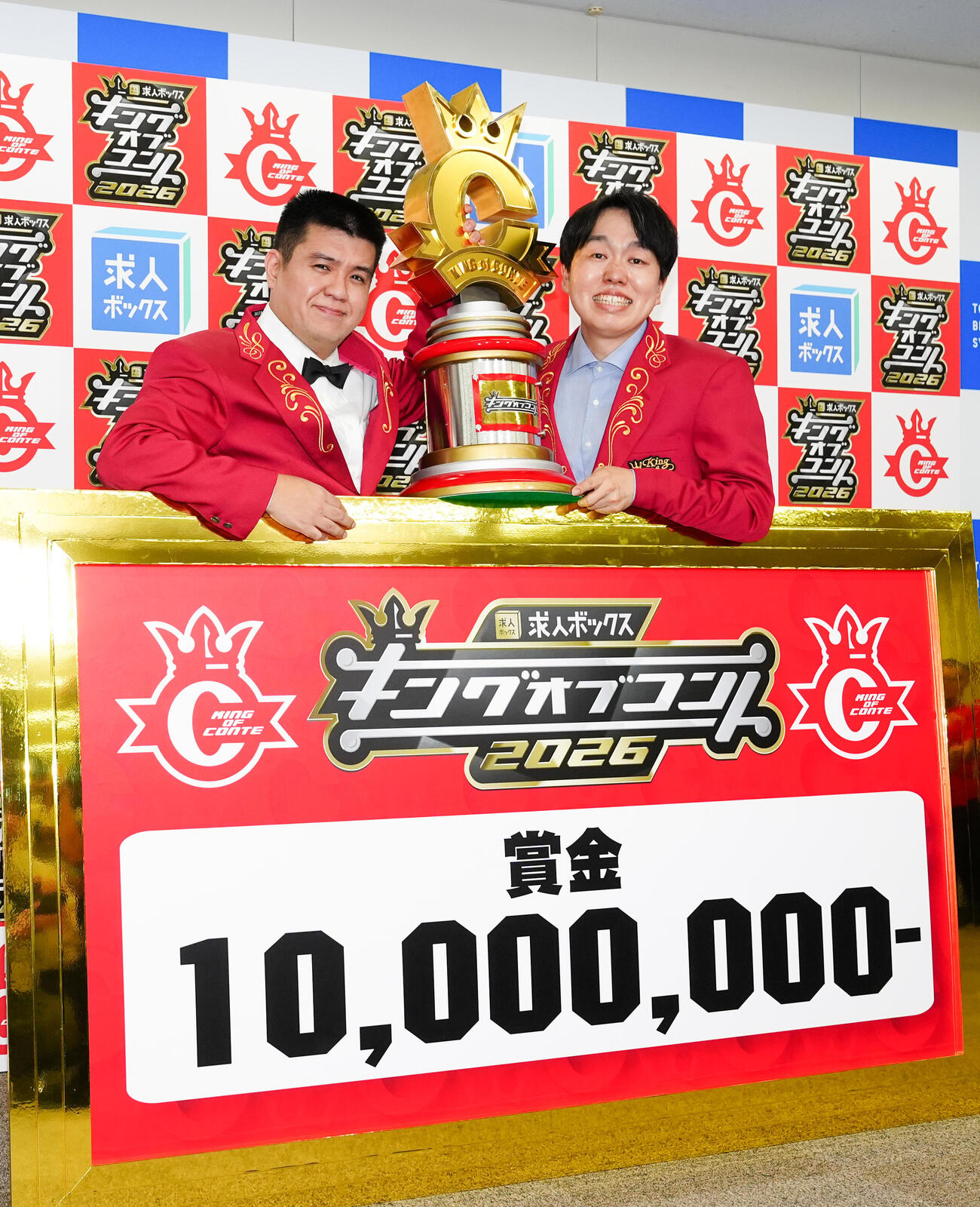 キングオブコントで優勝し、19代目王者となったジェラードンのアタック西本（左）とかみちぃ（撮影・江口和貴）