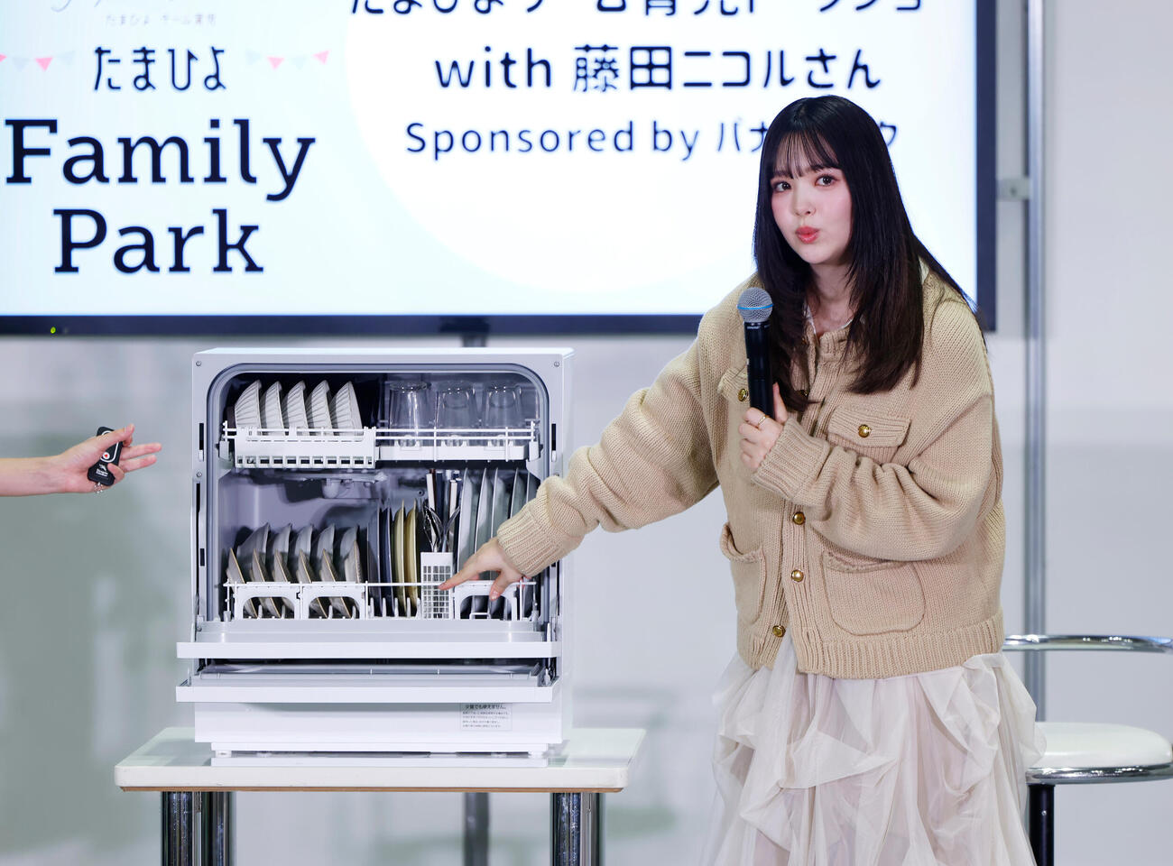 食洗機に触れる藤田ニコル（撮影・山本朝陽）