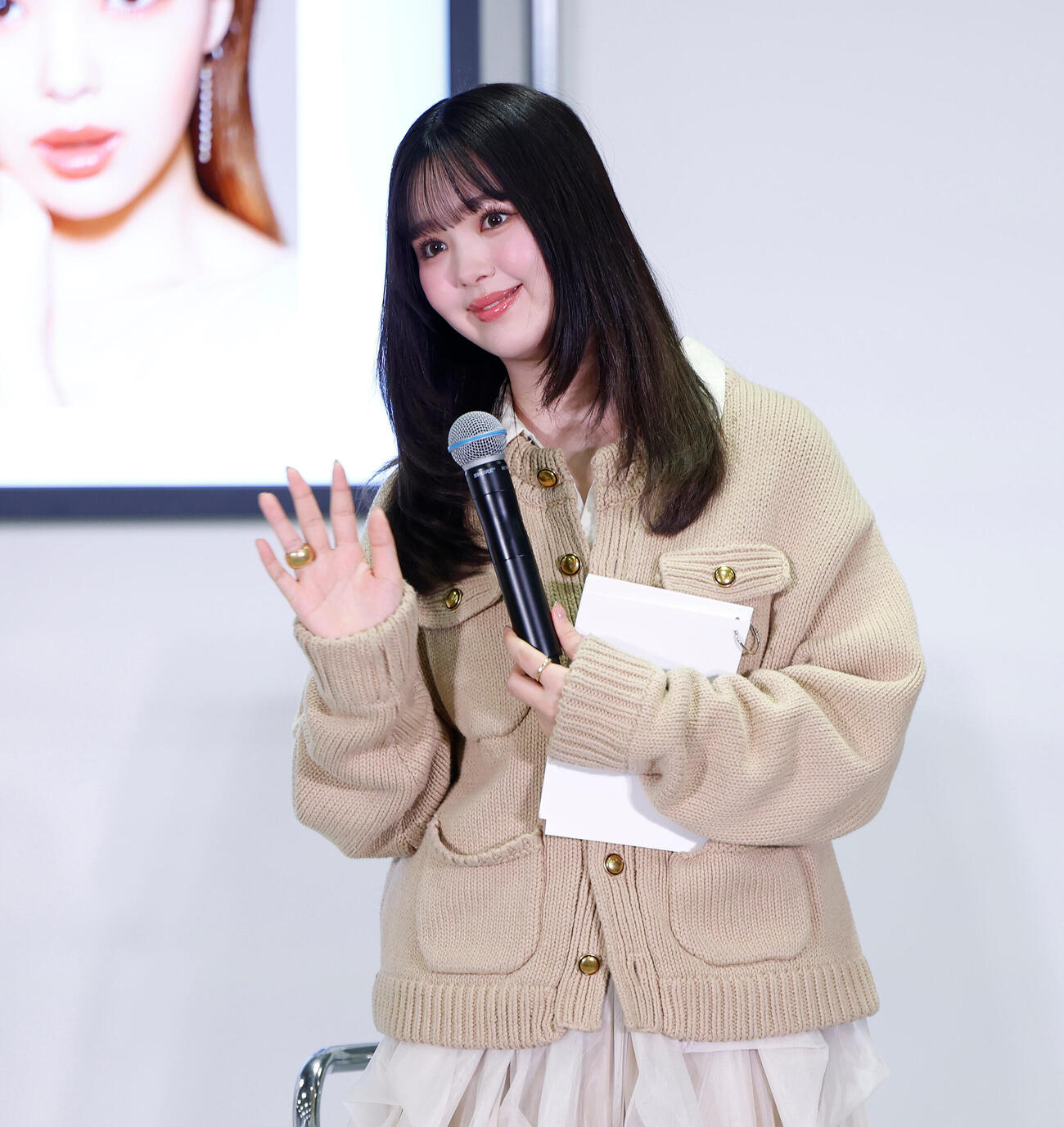 観客に手を振る藤田ニコル（撮影・山本朝陽）