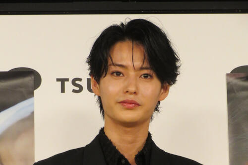 「革命的美男子」冬野心央、普段は「今の姿からは想像できないほどダサいし髪ボサボサ」