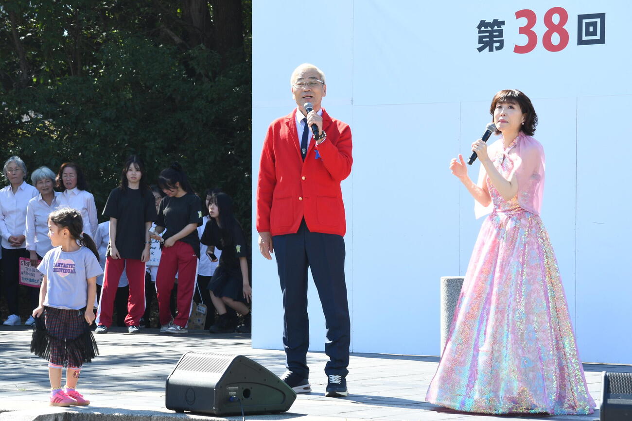 「大阪中央区民まつり」で迷子が入り込んで驚く水森かおり（右）とオール巨人（中）（撮影・阪口孝志）