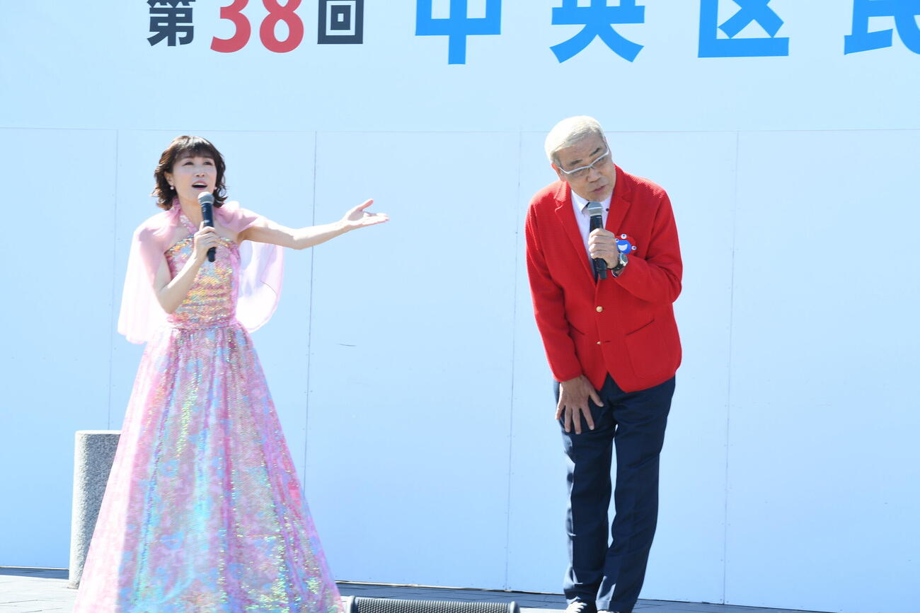 「大阪中央区民まつり」に出演した水森かおり（左）とゲスト出演したオール巨人（撮影・阪口孝志）