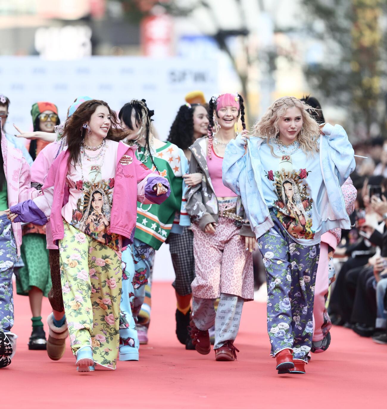 「渋谷ファッションウィーク2026　秋」の「SHIBUYA RUNWAY」に登場する仲里依紗（手前左）と妹でモデルの仲れいな（同右）（撮影・河田真司）
