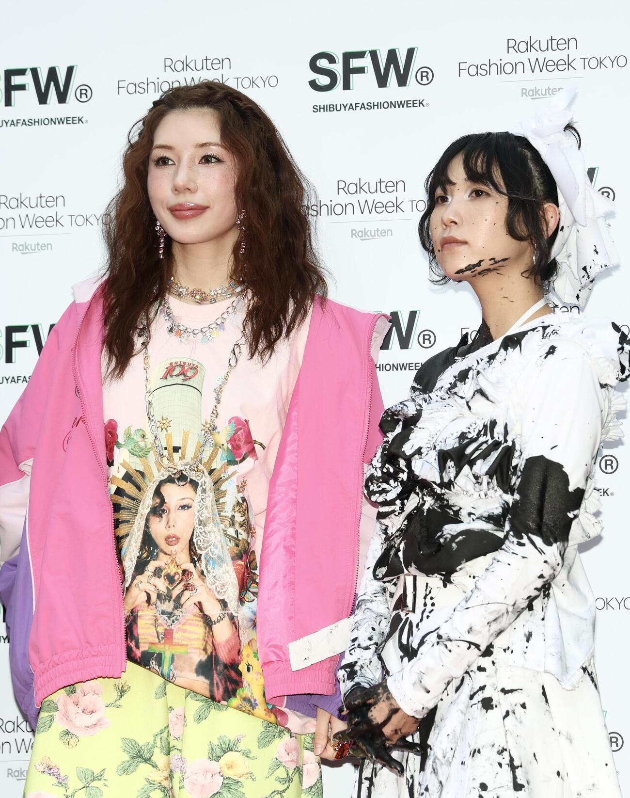 写真に納まる仲里依紗（左）とyurinasia（撮影・河田真司）