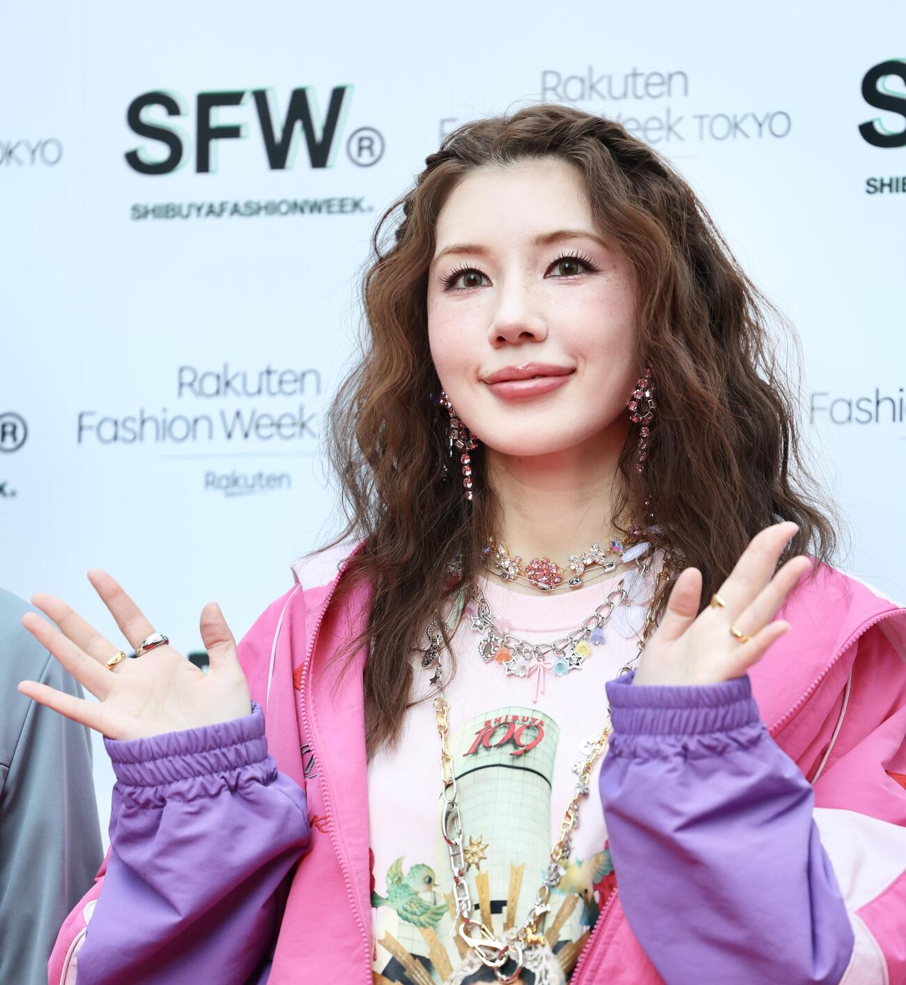 笑顔で手を振る仲里依紗（撮影・河田真司）