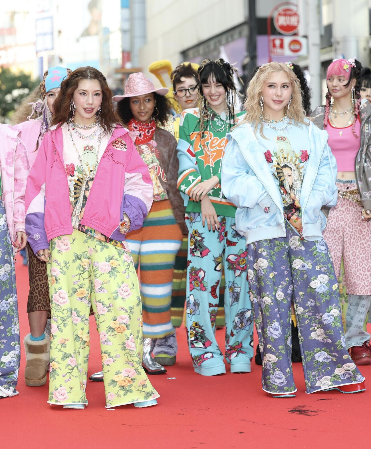 「渋谷ファッションウィーク2026　秋」の「SHIBUYA RUNWAY」に登場する仲里依紗（手前左）と妹でモデルの仲れいな（同右）（撮影・河田真司）