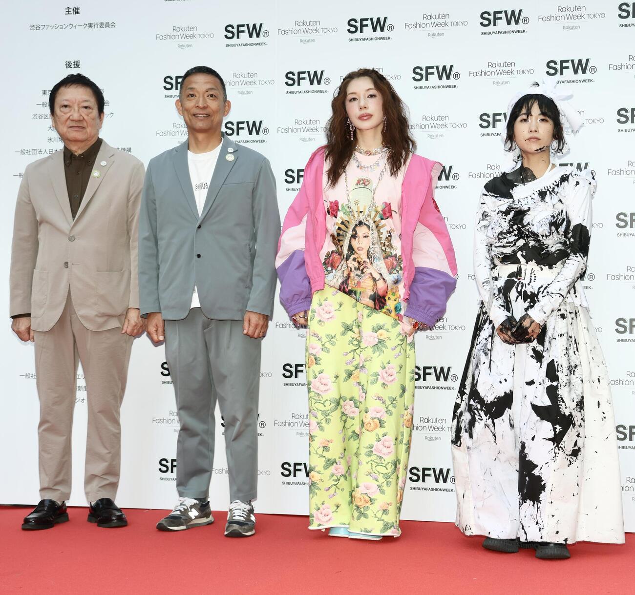 写真に納まる左から大西賢治委員長、長谷部健渋谷区長、仲里依紗、yurinasia（撮影・河田真司）