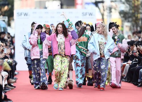 仲里依紗が姉妹でランウェー「好きな洋服を身にまとっている時は笑顔でいられる」