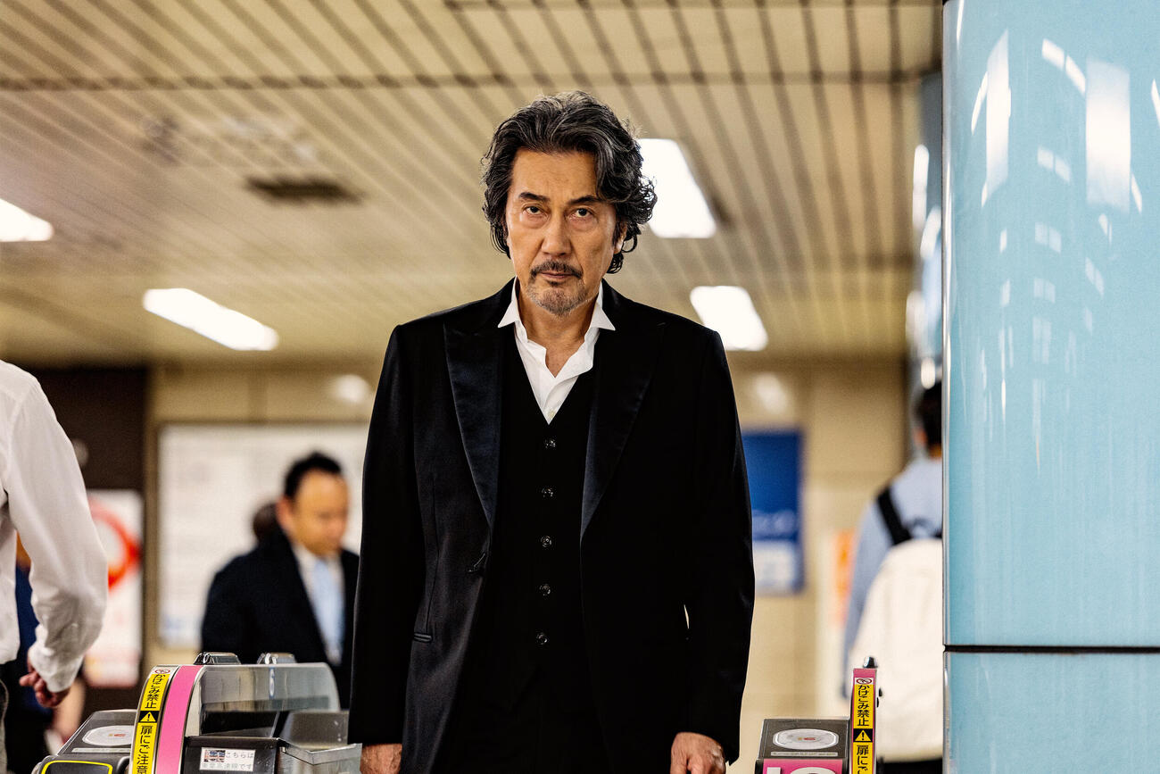 Netflixシリーズ「俺のこと、なんか言ってた？」でエキストラのシーンを演じる役所広司