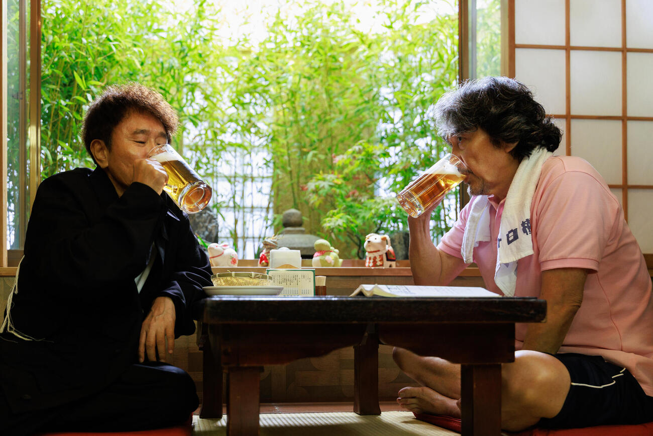 Netflixシリーズ「俺のこと、なんか言ってた？」で共演する役所広司（右）と濵田雅功