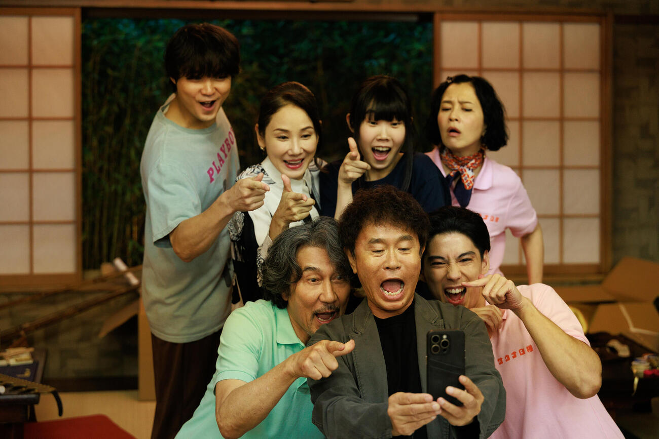 Netflixシリーズ「俺のこと、なんか言ってた？」に出演した、前列左から役所広司、濵田雅功、賀来賢人、後列左から磯村勇斗、吉田羊、中井千聖、坂井真紀