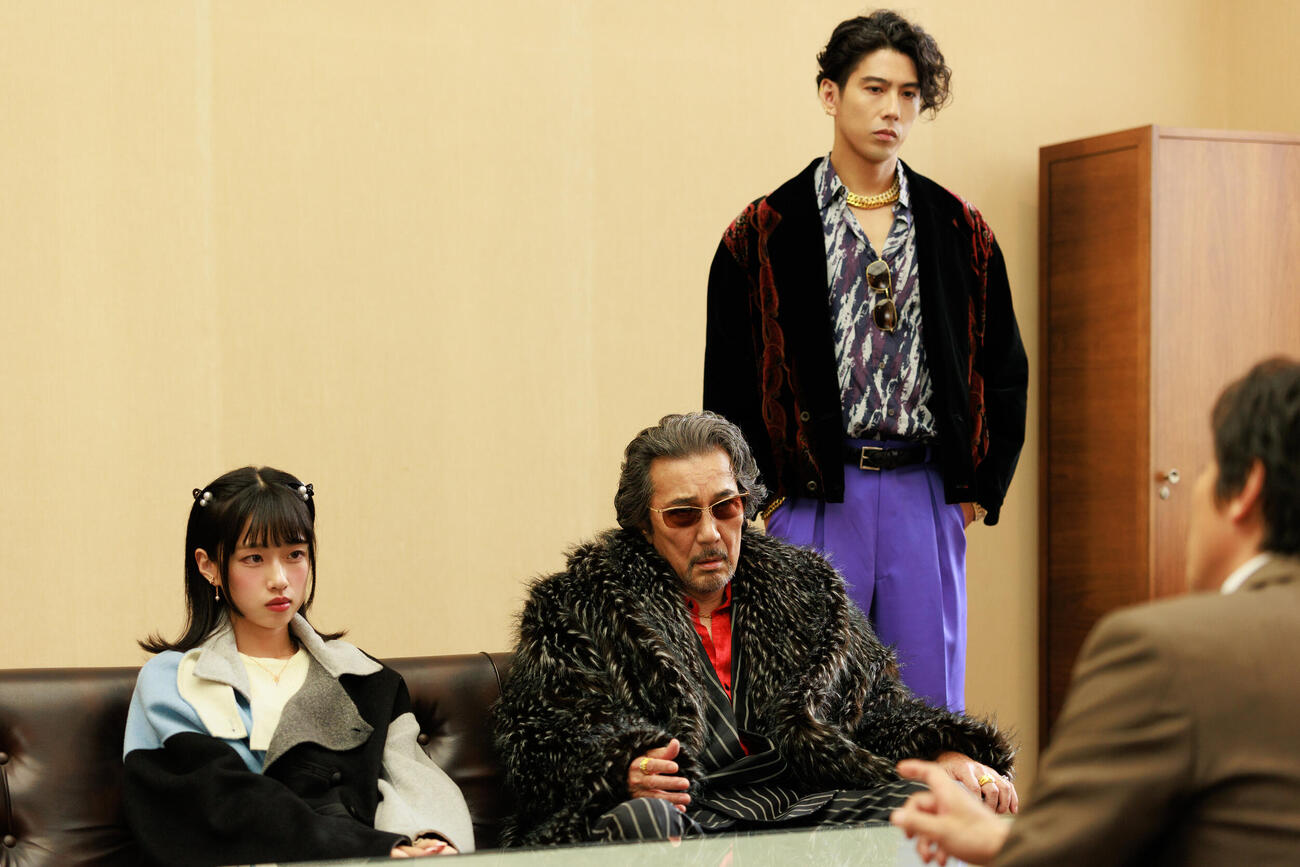 Netflixシリーズ「俺のこと、なんか言ってた？」で河合優実と賀来賢人（右）と共演する役所広司