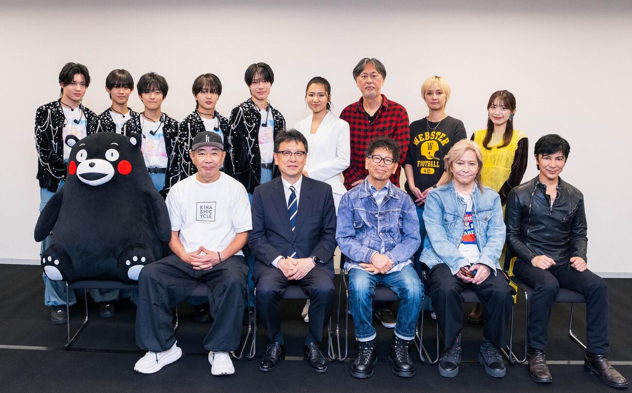 「令和8年熊本地震復興コンサート『FUTURE』」に出演した前列左から、くまもん、木梨憲武、大西市長、南こうせつ、小室哲哉、武田真治、後列左からwink first小助川優、wink first松﨑光、wink first島田泰我、wink first藤代翔真、wink first川田瑠輝、田中あいみ、大渡亮、伴都美子、miwa