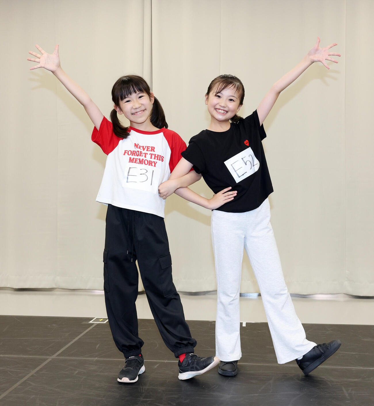 アニー役に決まった栗原和花（左）と宿谷彩禾（撮影・鈴木正人）