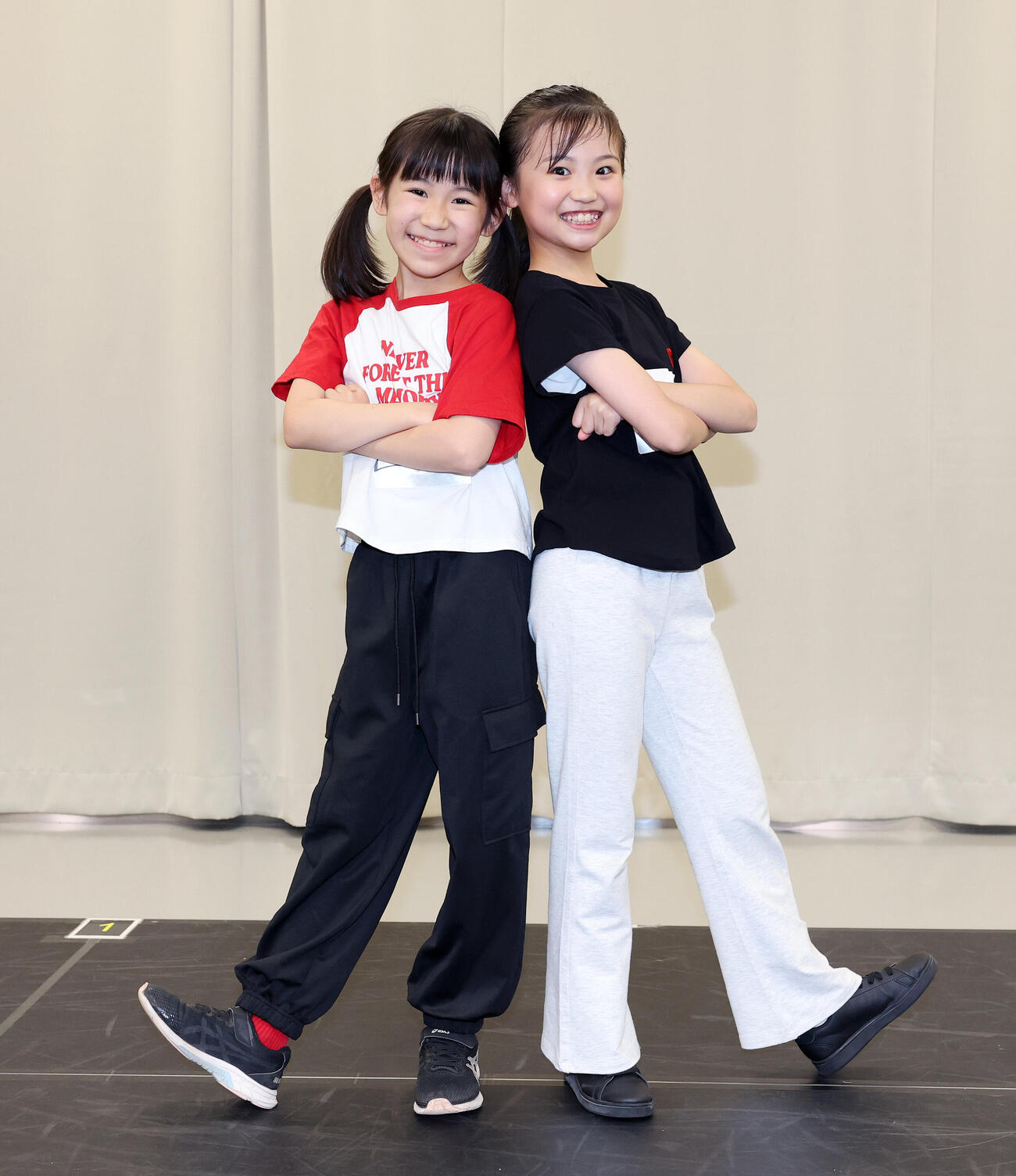 アニー役に決まった栗原和花（左）と宿谷彩禾（撮影・鈴木正人）