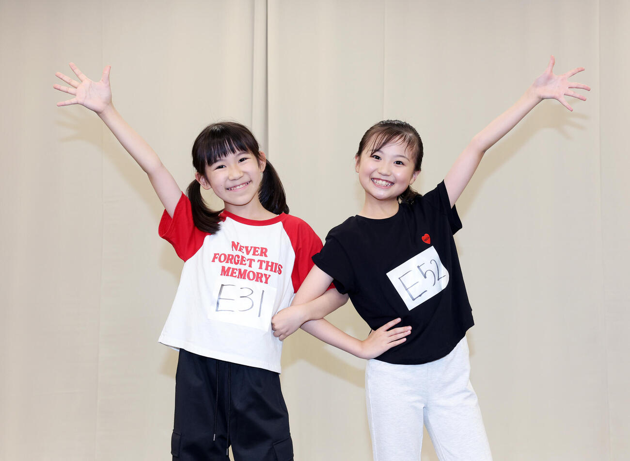 アニー役に決まった栗原和花（左）と宿谷彩禾（撮影・鈴木正人）