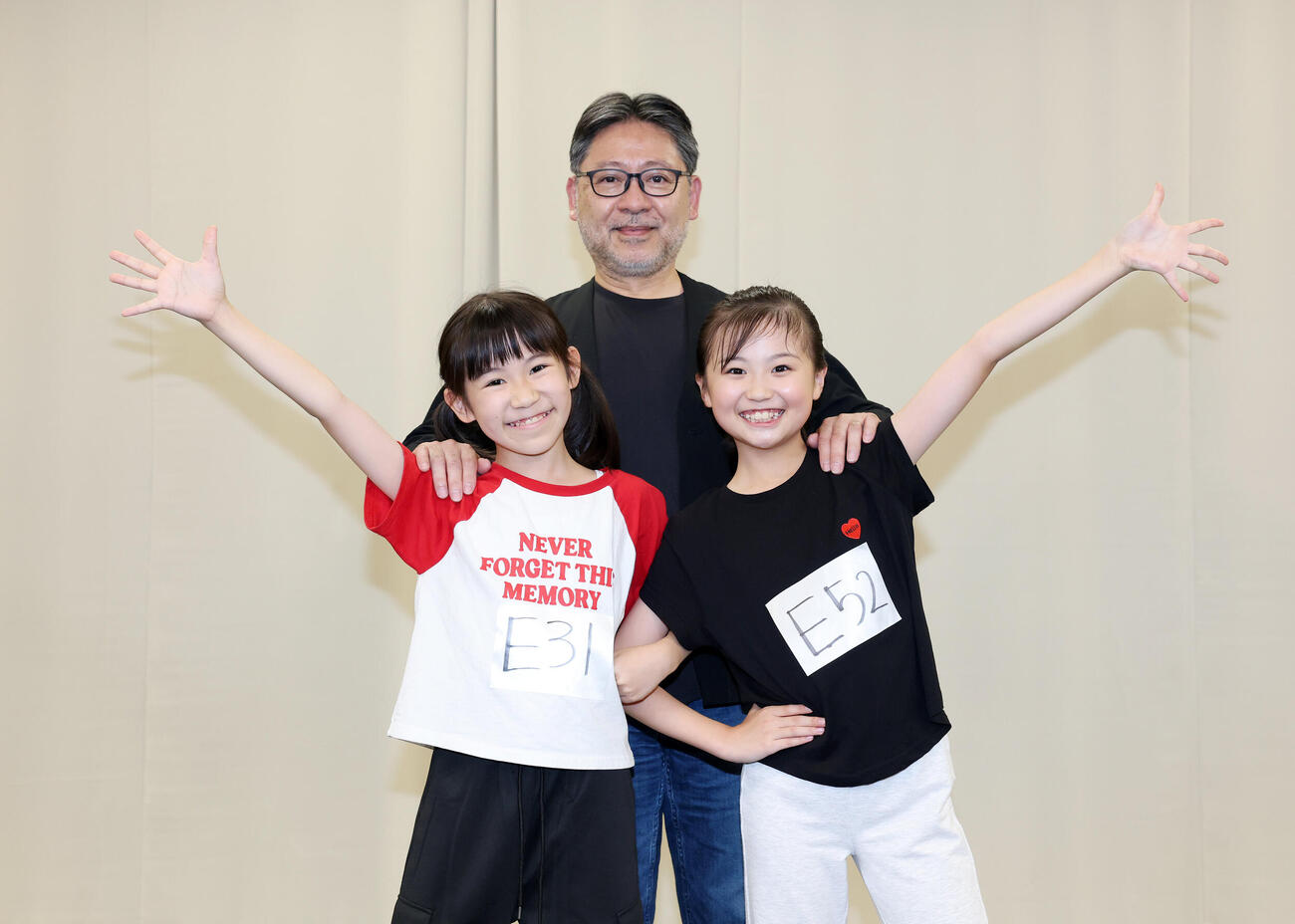 演出家の山田和也氏（後方）とアニー役に決まった栗原和花（左）と宿谷彩禾（撮影・鈴木正人）