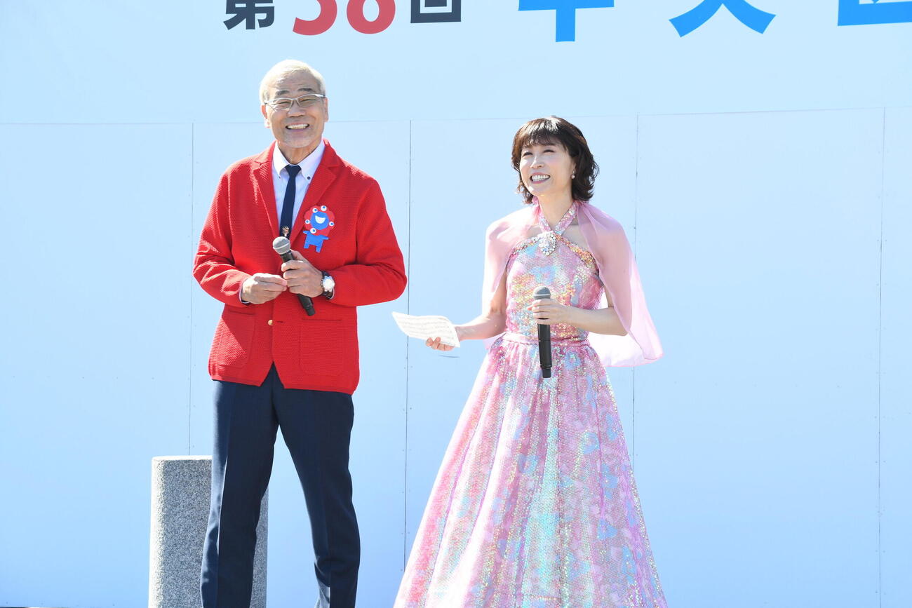 「大阪中央区民まつり」でデュエットする水森かおり（右）とオール巨人（撮影・阪口孝志）