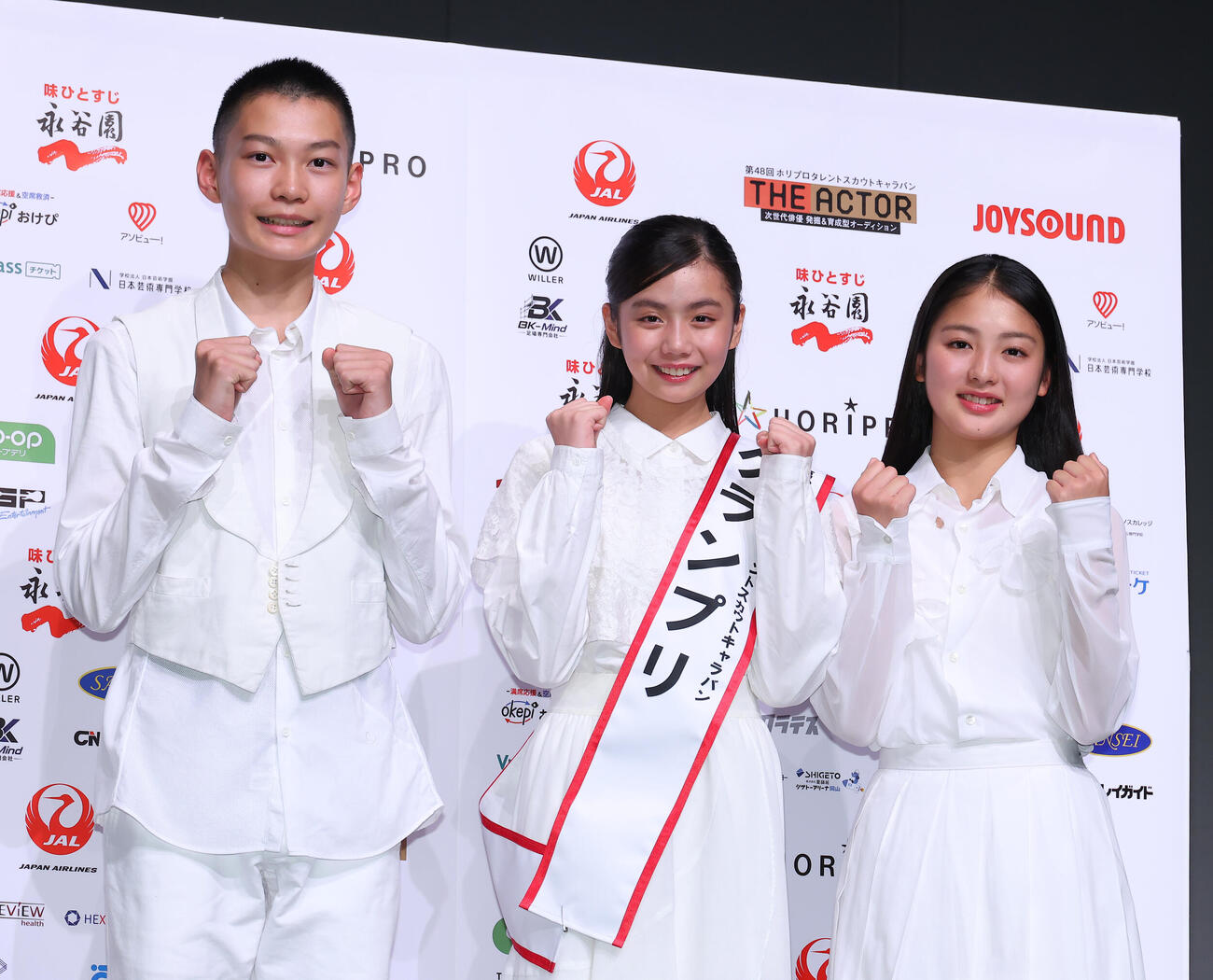 第48回ホリプロスカウトキャラバン「THE ACTOR」各授賞者。左から特別賞小林丞之介さん、グランプリの田淵結真さん、準グランプリ廣岡はなのさん（撮影・中島郁夫）