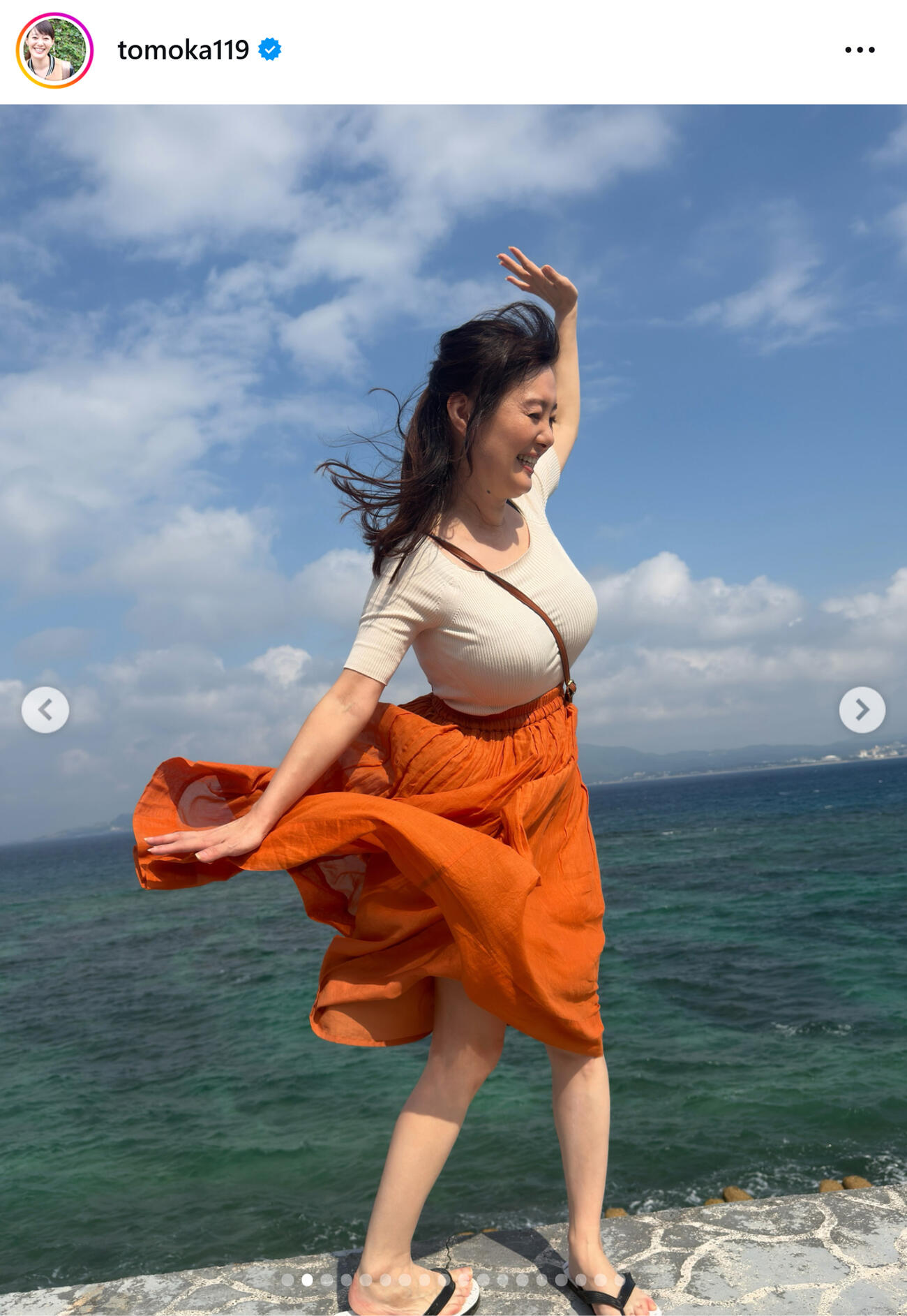 海風によろめく竹中知華アナ（ラジオ沖縄竹中知華アナのインスタグラムから）