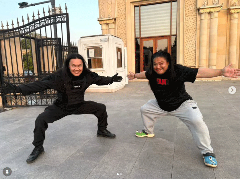 チンギス（バトボルド＝左）とドラム（富栄ドラム）（富栄ドラムのインスタグラムから）