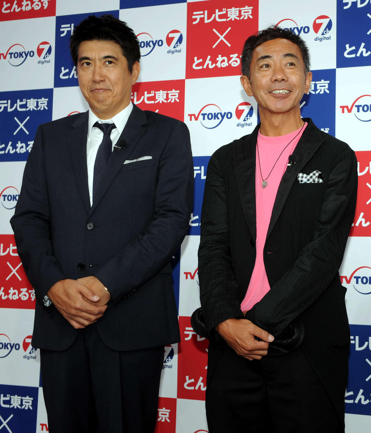 とんねるずの石橋貴明（左）、木梨憲武（2012年撮影）