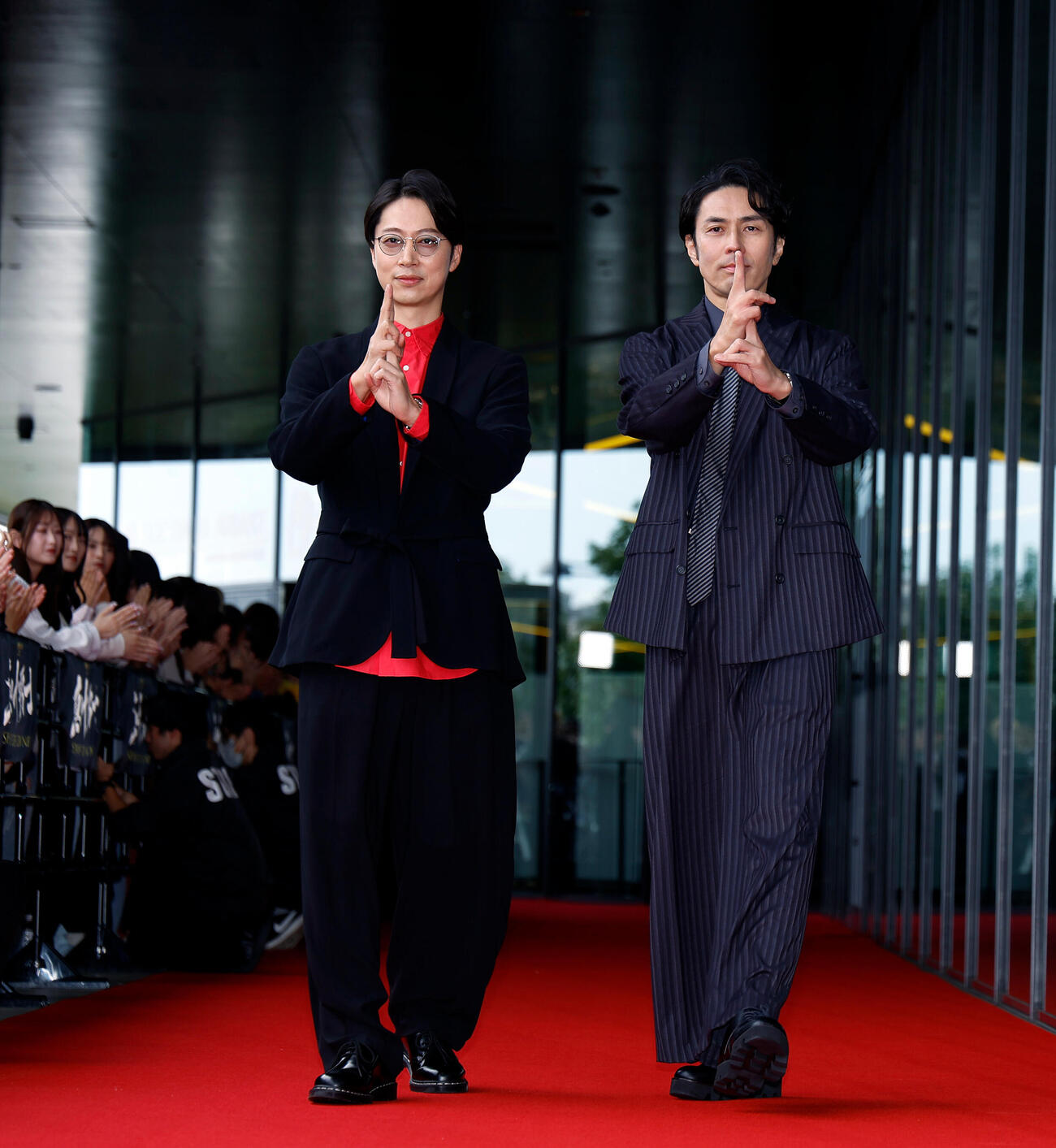 レッドカーペットを歩く金田哲（左）と袴田吉彦（撮影・山本朝陽）
