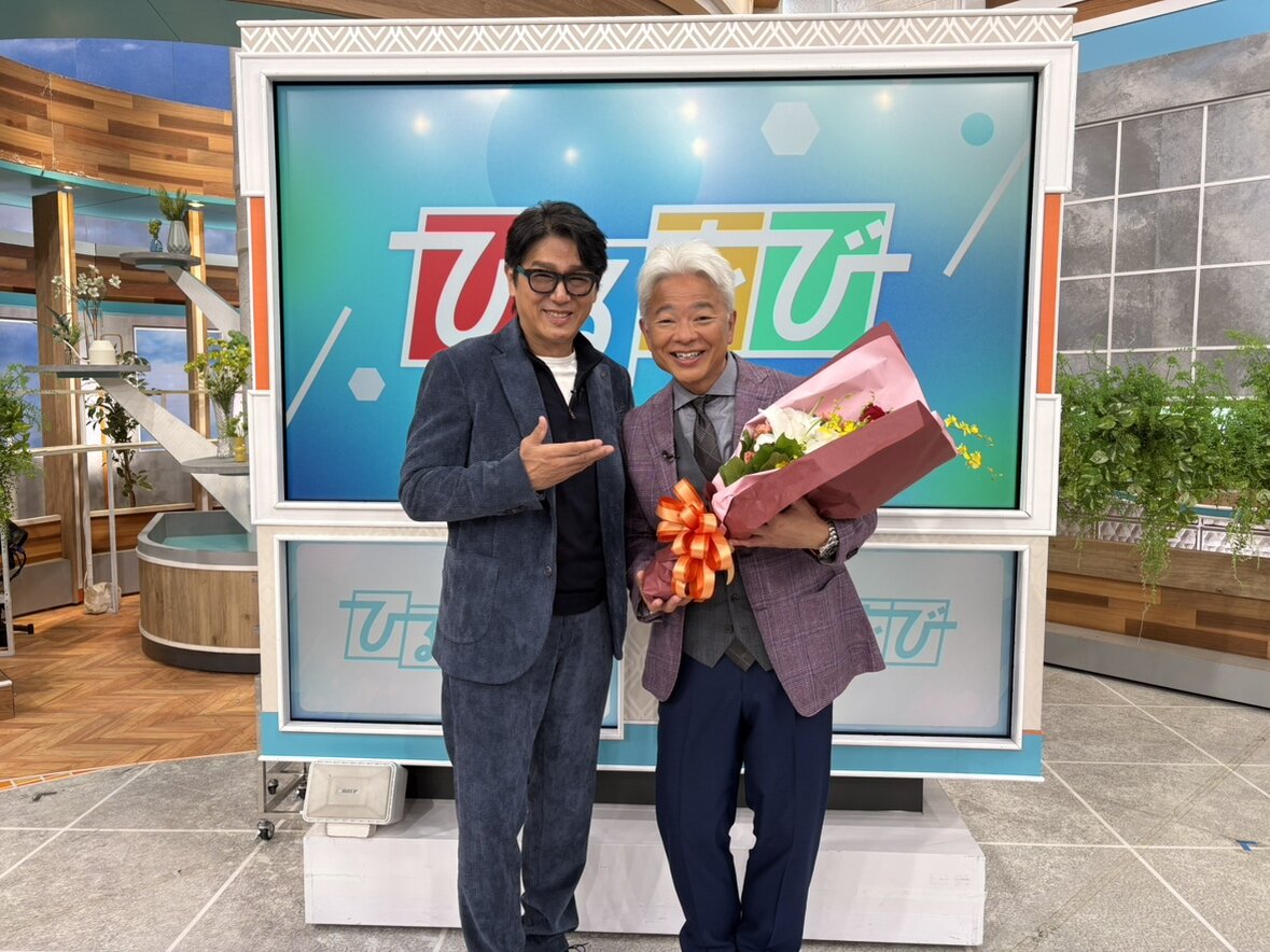 TBS系「ひるおび」が放送4500回を迎え、高橋克典（左）から花束を受け取った恵俊彰