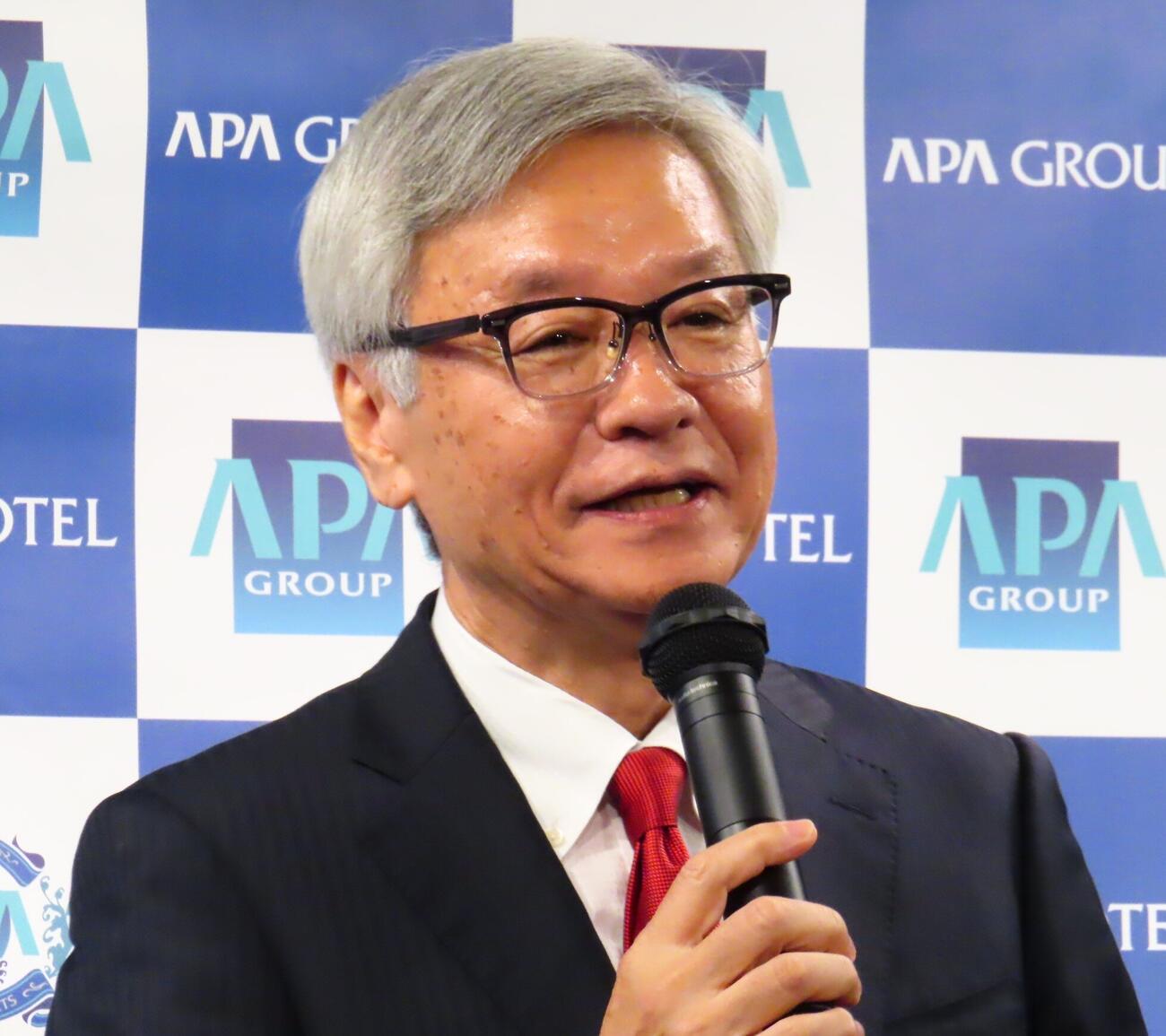 鳥貴族とアパ社長カレーのコラボ企画発表会に登壇したエターナルホスピタリティグループ大倉忠司社長